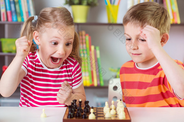 两个可爱的孩子下棋 