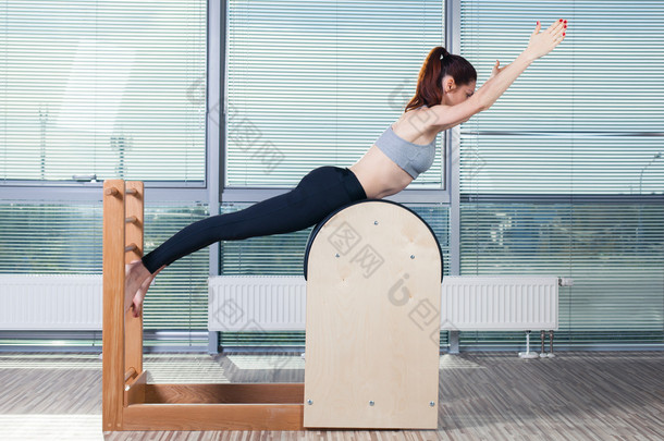 普拉提、 健身、 运动、 训练和人们观念-微笑的女士上梯子桶<strong>做</strong>操