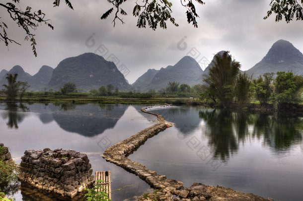 坝上河玉龙，由于岩溶石山，桂林，广西中国.