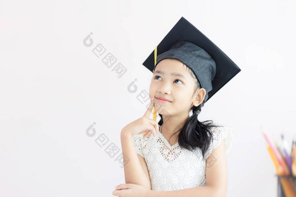 肖像 小亚洲女孩戴着毕业帽和微笑机智