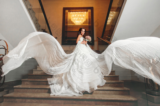 新娘穿着白色的婚纱礼服与白飞纺织