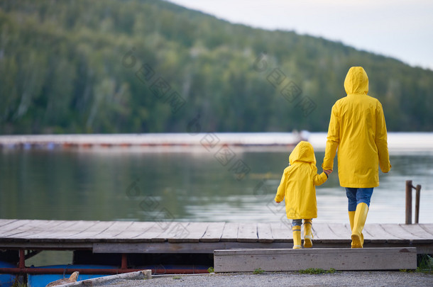  女人和小孩黄色雨衣 
