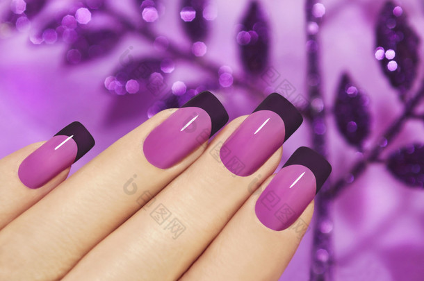 淡紫色的指甲.