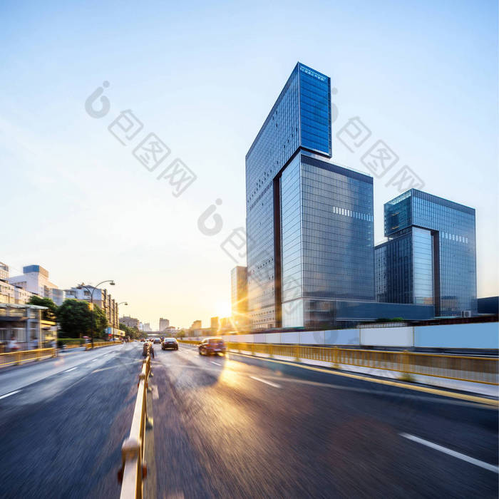 沥青路面的摩天大楼为背景的现代化城市