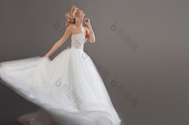 迷人的年轻新娘的豪华婚纱。<strong>漂亮</strong>的女孩，在白色、 灰色的背景下，为您在右边的文本的地方
