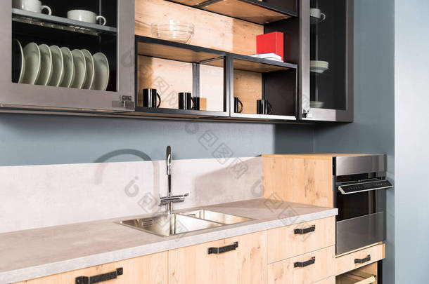 现代清洁光厨房的一部分, 带水槽, 水龙头和货架板