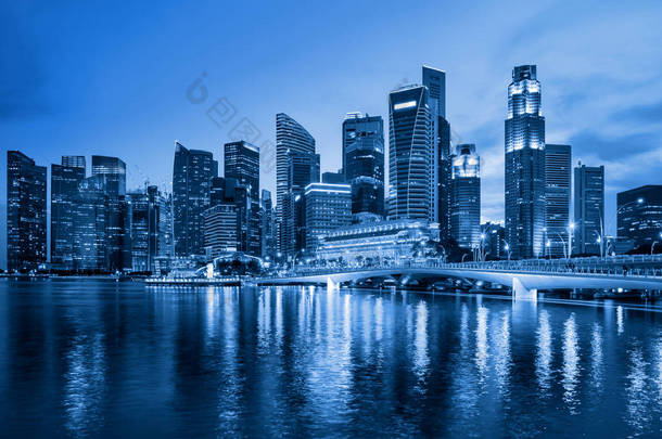 在黄昏的时候塔在新加坡商业区与摩天大楼