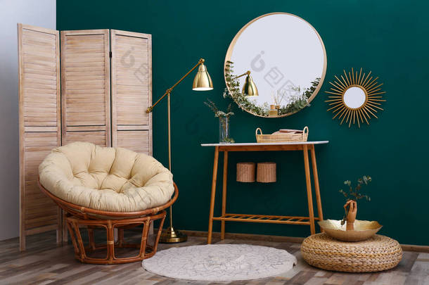 绿色墙壁上有圆形镜子的现代化房间的内部