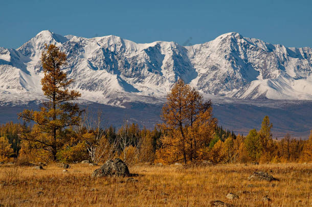 俄罗斯。 Altai山区南部Chuya公路沿线的North-Chui山脉.