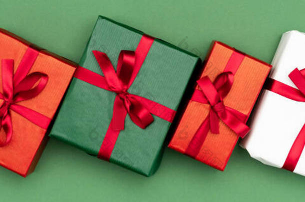 网站首页，彩色礼品盒，红色缎带，绿色背景，顶视图