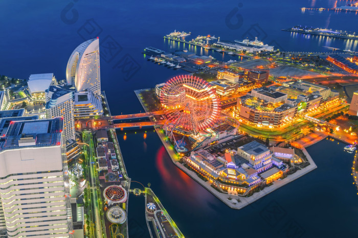 横滨在横滨港区未来街区滨水区景观的空中夜图片-包图网企业站