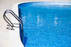 楼梯到酒店与蓝色的水美丽的游泳池