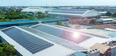 日光灯、工业用太阳能电池板或工厂屋顶或梯田太阳能电池板上金属屋面的建筑细节.