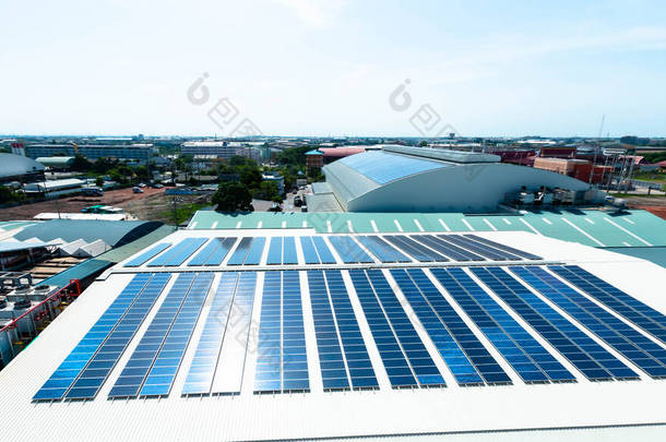 日光灯、工业用太阳能电池板或工厂<strong>屋顶</strong>或梯田太阳能电池板上金属屋面的建筑细节.