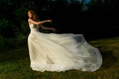 华丽的新娘在白色飞行婚纱礼服