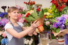 花店把花束放进花瓶里