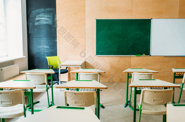 校园空白黑板的空的现代教室内部