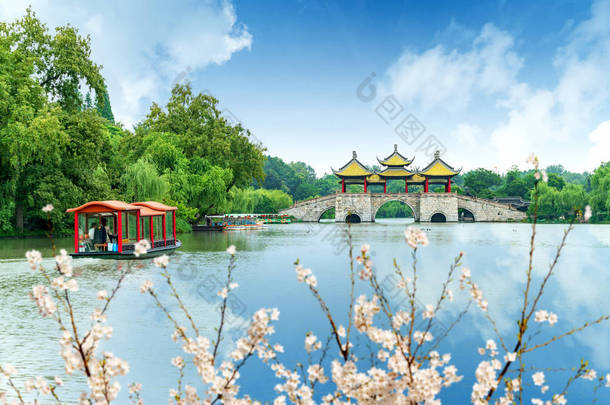 五庭桥，又称莲花桥，是中国扬州瘦西湖的一<strong>座</strong>著名古建筑.
