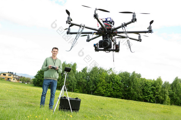 飞行无人机 octocopter 在公园里的技术员