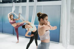 在体育中心的飞行瑜伽训练前，女子热身 