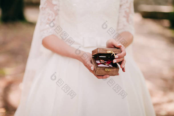 新娘手持结婚戒指