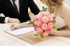 新娘签署结婚证书