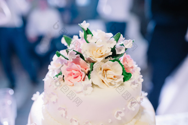 在仪式上的婚礼蛋糕