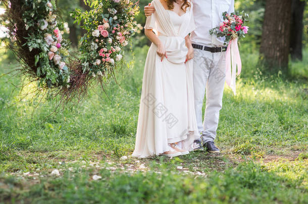 特写照片的年轻时尚夫妇举行<strong>鲜花花束</strong>在婚礼当天