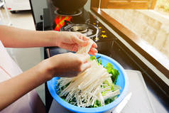 女人的手正在准备香菇和蔬菜洗碗后用来准备烹调食物