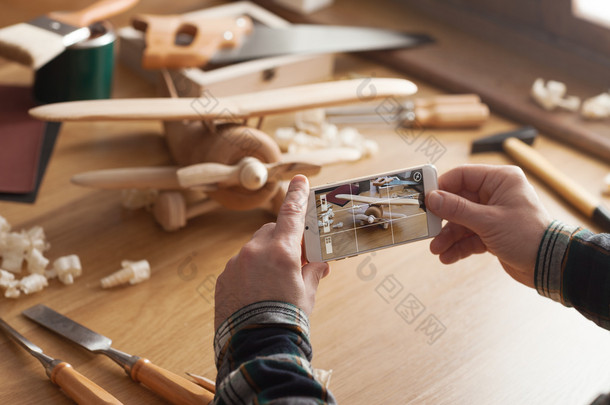 男子拍摄他手工制作的木制玩具