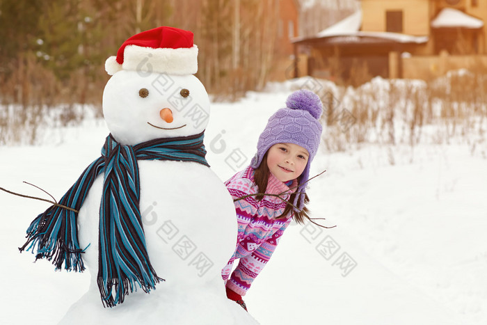 孩子玩堆雪人