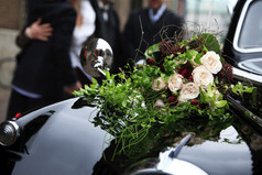 复古婚礼车上的新娘花束