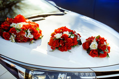 特写镜头的婚礼汽车装饰与红, 白花花束