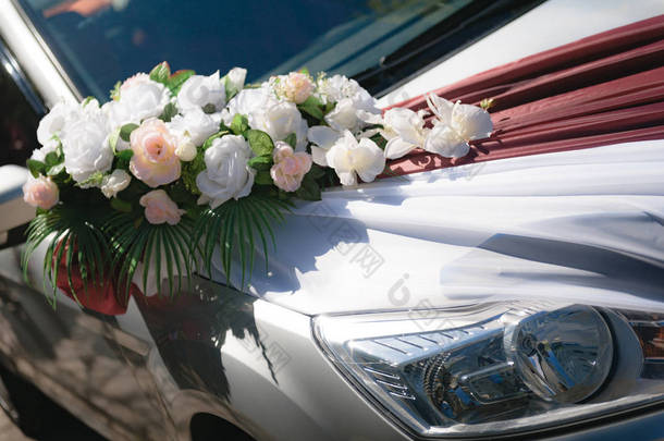婚礼车。婚礼上的婚礼装饰。用鲜花装饰的豪华婚礼车刚刚结婚的标志和罐头