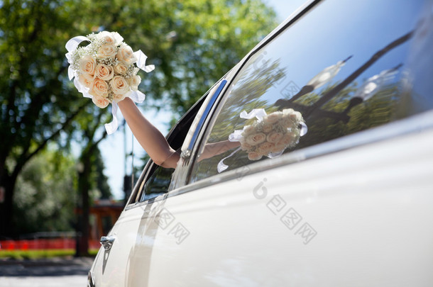 挥动的手捧花的新娘