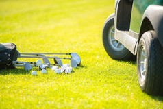 高尔夫球俱乐部和高尔夫球在袋子在草