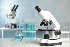 现代显微镜放在实验室的桌子上. 医疗设备
