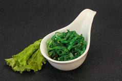 绿色朱卡海藻色拉分离在白色背景顶部视图。Wakame Sea Kelp Salat, Chukka Sea Weed, Healthy Algae Food