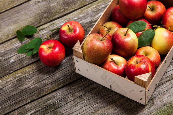 木制板条箱中新鲜的红苹果