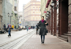 年轻的亚裔女子走在俄罗斯春城