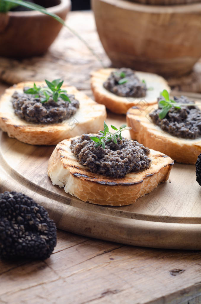 Bruschetta 黑松露, 萨尔萨 tartufata.