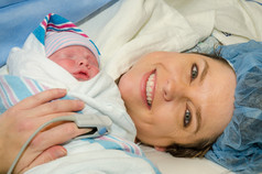 母亲拥抱她新生的婴儿提供由剖腹产子后