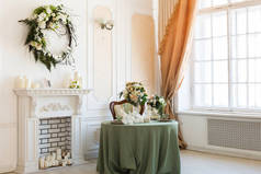 豪华明亮的内饰, 宽敞的客房, 阳光和鲜花花瓶