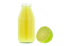 一瓶旁边巨大的无籽大溪地混合柠檬柠檬果汁