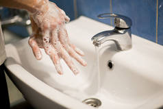 卫生概念。用肥皂泡沫洗手。要经常洗手