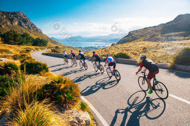 团体运动骑单车者照片。 西班牙马约<strong>尔卡</strong>，马约<strong>尔卡</strong>，骑自行车的三人小组.