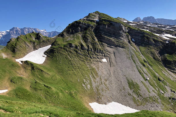 瑞士Schwyz州Innerthal市Wagital山谷上方的Lachenstock山和Wagitalersee高山湖(Waegitalersee)