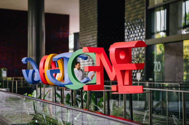 新加坡, 2018年3月: 谷歌在新加坡新校区和办公室大堂的谷歌徽标照片, 这是区域<strong>总部</strong>.