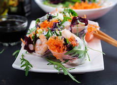 越南素食春卷, 有辣虾、虾、胡萝卜、黄瓜、红卷心菜和米粉。海鲜。美味的饭菜。复制空间