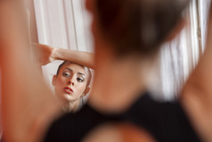 镜面反射的芭蕾舞女演员在工作室练习